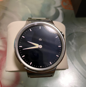 华为mer智能手表,较早购入,当地旗舰店买的保真.