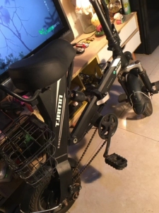 阿米尼:代驾折叠电动车,买来一直木骑吃土了,车轮胎毛还在,别
