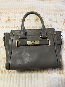 000人付款淘宝灰包是嘉里奥的牌子,专柜买的1千多