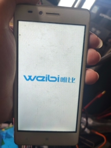 唯比waibi M111-F1手机，没电池，夹电测试开机功能