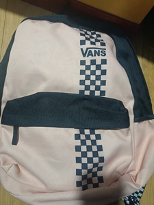 VANS双肩背书包，旅行包，粉色拼黑色，轻微使用痕迹，底角无