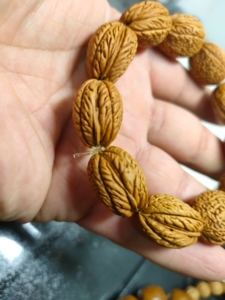 大柳叶密纹钱袋子桃核手串