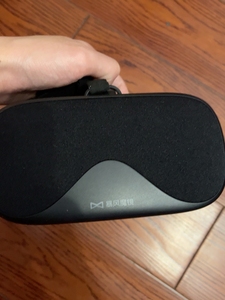 暴风魔镜VR眼镜。苹果安卓都可以，白日梦头盔标准版。用过两次