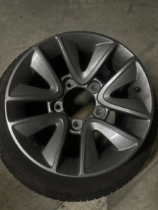 吉姆尼15款原车轮毂轮胎,有点小擦,没磕碰,仔细看图,不包邮