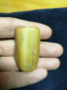 黄玉籽料,产自陕西秦岭河道之中.属和河门田玉石非新疆和田玉.