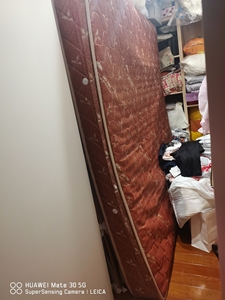 床垫一个,8成新,五尺半,青岛本地老品牌金巢的
