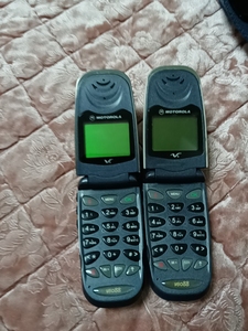 两个摩托罗拉8088手机:测试一个屏亮:一个能正常开机按键不