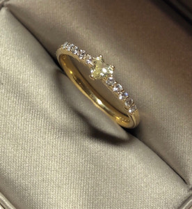 彩钻戒指,彩钻13分,两侧小钻石12分,18k金重2克.