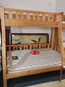 出实木双层床上下铺子母床，适合儿童和青少年使用。床铺采用松木