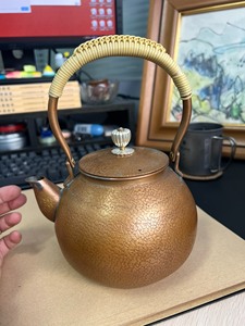 盛虎堂铜壶 壶里镀锡,全新,壶身厚实,实物挺漂亮,品相如图.