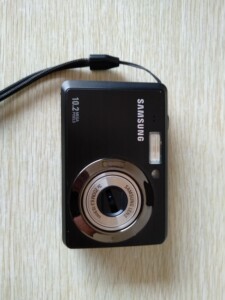 三星数码相机es55,买来基本闲置九成新,唯一镜头关闭后有一