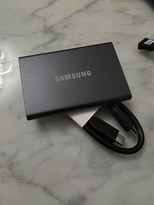 移动固态硬盘三星t