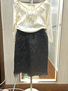 m码拿美（原名南梦）立体花朵针织衫+m码黑色蕾丝半身裙，针织