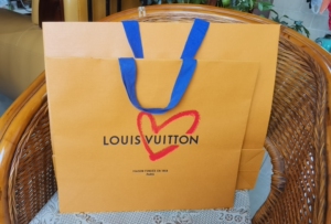 lv包装纸袋,仁恒置地购物广场lv专卖店买包闲置的,图片中大