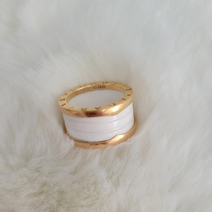 宝格丽白陶瓷戒指宽版55号,现货秒发细节如图,随意鉴定顺丰到