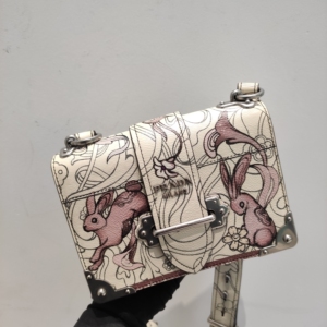 prada普拉达二手闲置白色动漫兔子画宫廷包宽款肩带斜挎包