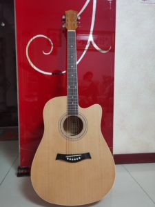 艾瑞斯吉他一支,孩子初学吉他使用,无奈天赋受限,忍痛割爱.图