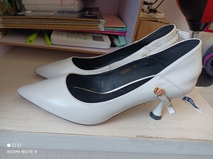 000人付款淘宝卡伊曼女鞋,38码全新,里外全皮的,很舒服的鞋子很秀气显