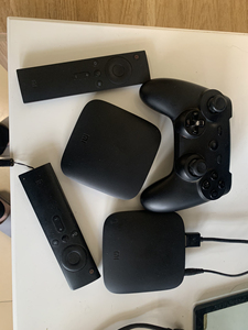 2个小米盒子三代带遥控全套配件加一个小米蓝牙游戏手柄,可正常