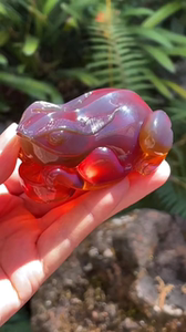 天然缅甸琥珀金棕红蜜精品三足金蟾(呱呱来财)雕工精致,饱满圆