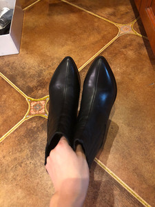 欧罗巴正品粗跟皮鞋36码,在专柜购买的,买上只穿了一次就怀孕