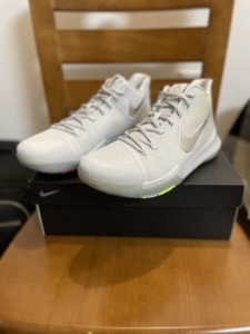 欧文3篮球鞋 白彩虹 44.5码全新带原盒.