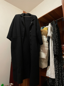 黑色双面尼大衣；版型超好！裙子、卫衣都可以搭配，是小翻领的样