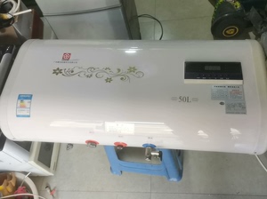 电热水器，广州樱花电器品牌，50L，成色不错，功能正常使用的