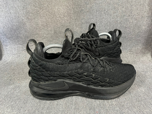 詹姆斯15low黑武士 41码 鞋子成色不错 鞋底磨损不大