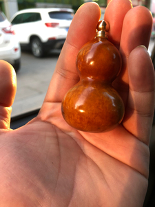 盘玩多年的一只小葫芦,皮质好,密度高,纯手盘的,包浆厚重,红