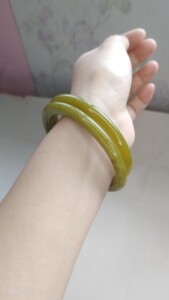 纯天然岫玉黄金玉叮当手镯 ,料子油润细腻,上手百搭,超显白