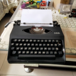 英雄牌老式手动机械打字机复古摆件，可以敲打，不保证可以使用，