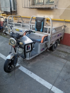 出售宝鸽电动三轮车,液压减震,一米二的斗led大灯,空车,不