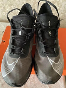 耐克zoom fiy3男款全新44码,商场专柜购买,买后老公