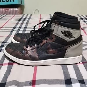 正品aj1古铜色变色龙,穿着时间不长 想要价格可议