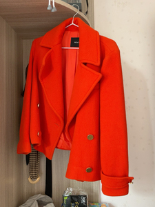 MoCo冬季呢子大衣，橘红色，号码是155，这个160大概也