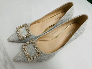 婚鞋 商场凡卡拉米 499元专柜购入,仅结婚当天配婚纱穿了一