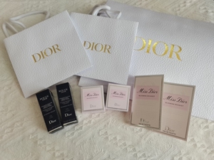 000人付款淘宝dior迪奥香水100ml的,朋友送的,有礼盒有袋子,有购物