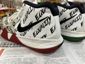 欧文4黑人月43码,家里鞋太多了放不下狠心出售原盒丢了,全新