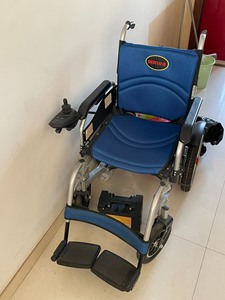 爱盛电动轮椅车 药店买的 带电瓶 九成新 买回来就用过一次