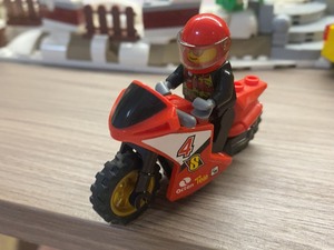 乐高人仔➕红色摩托车。60084的摩托车，前面黑色的是印刷件