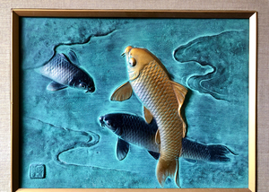 日本金工名家晓云作锦鲤戏水浮雕铜版画挂画,实木画框,整体尺寸