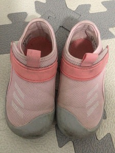阿迪达斯9k儿童凉鞋。和另一双一起买的。希望一起买哈。这样都