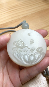 青花籽料桂花糕,足够油糯感,完整镯心料雕刻,将近70克,细节