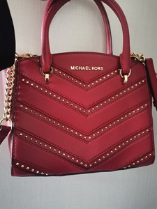 mk几乎全新红色铆钉包,实物如图一,美国购入yinyin,看_阿里巴巴找货