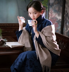 一城风絮原创董小宛民国风仿彰绒凤仙元宝领藏青色夹棉旗袍长款l