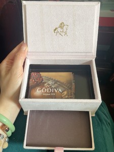 Godiva歌帝梵首饰收纳盒，粉色丝绒材质，盒子很漂亮可以做
