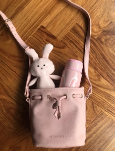 星巴克萌兔水桶包 小兔兔玩偶,水桶包肩带可以调节斜挎 单背都