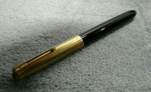 派克51,阿根廷产,笔帽有脱镀,笔杆笔握有明显盖帽痕迹,笔尖