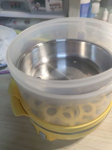 小熊蒸蛋器，两层➕一个小碗，我平时除了蒸鸡蛋，还会蒸玉米包子